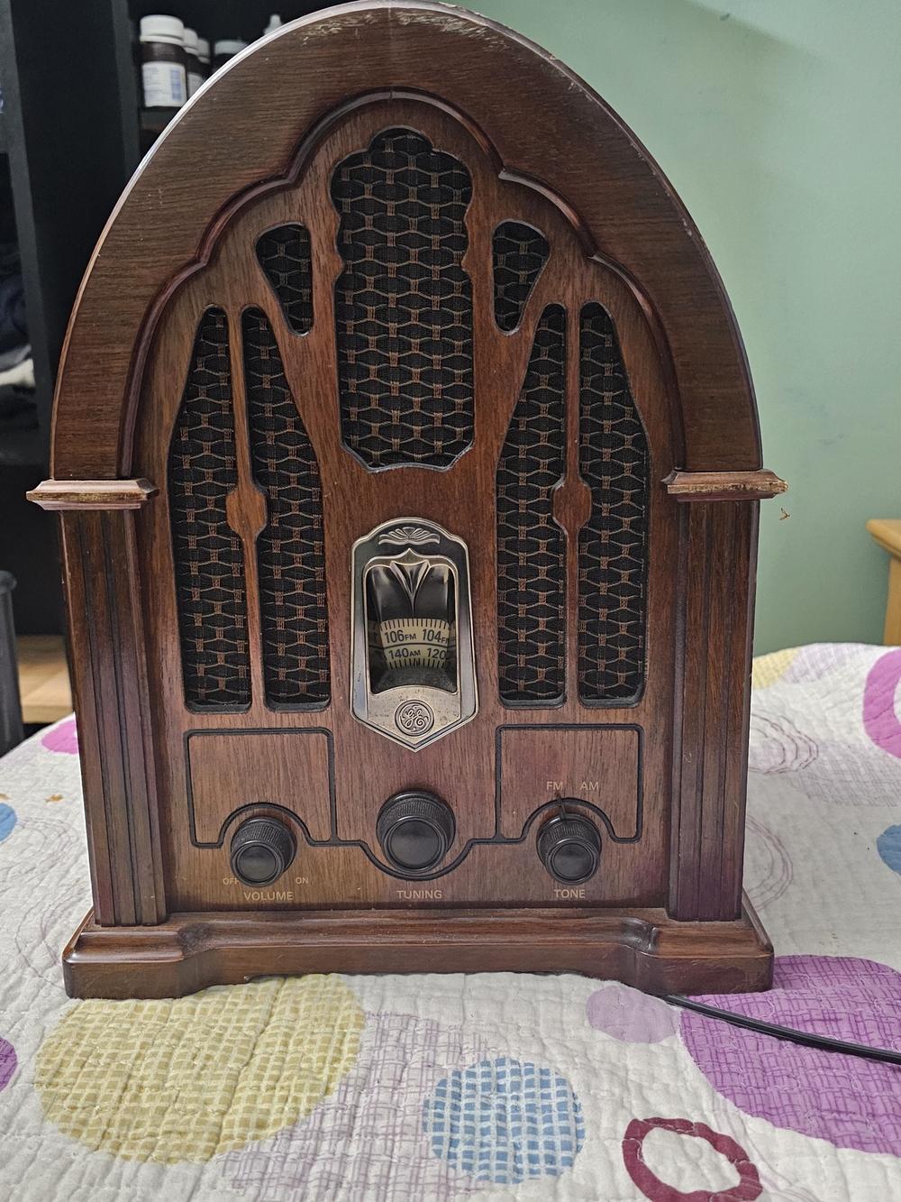 GE 7-4100JA Vintage Cathedral Style Radio Wood Veneer Lacquered Finish